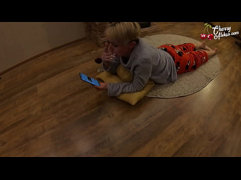 ❤️ Blondă nebună care suge o sculă uriașă și sare pe ea - Sex anal ❤  at ro.xlxxporno.ru ❌